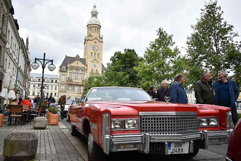 Tradiční sraz autoveteránistů na náměstí T. G. Masaryka v Prostějově. 18. května 2025