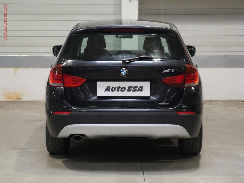 BMW X1 (2010) 2.0 D xDrive18d, AC, park - fotka 5 z 14