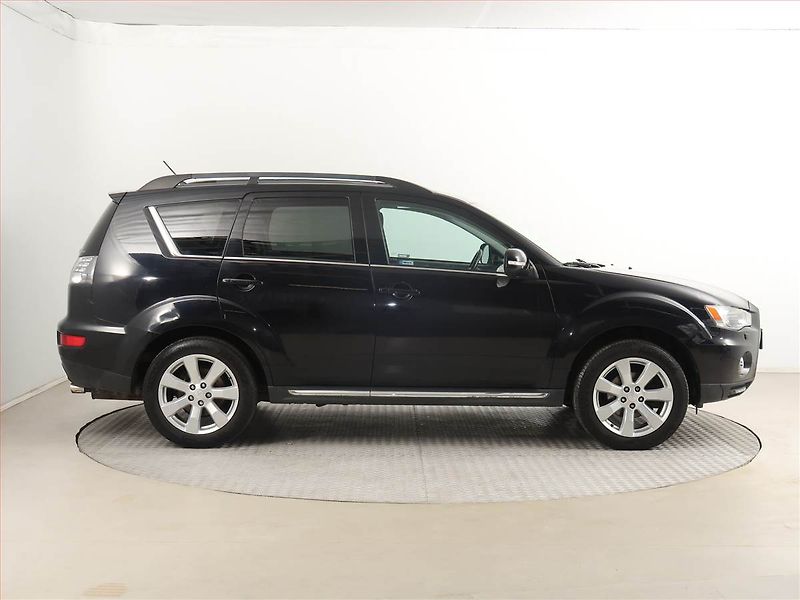 Mitsubishi Outlander (2012) 2.2 DI-D, 4X4, 7 míst, ČR - fotka 6 z 15