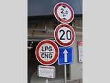 a zkalibrovat protipožární systém tak, aby tu opět mohla být i auta na CNG