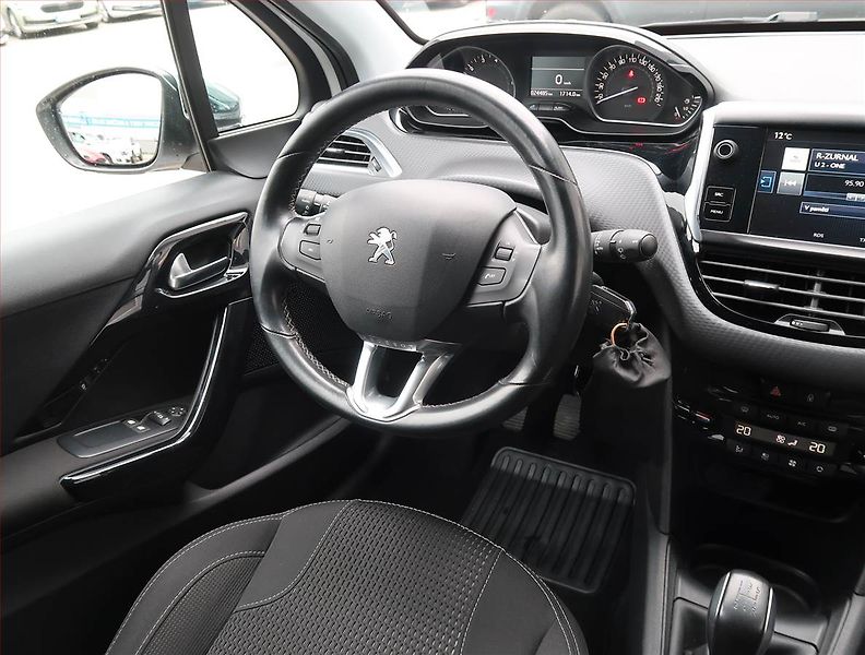 Peugeot 208 (2017) Allure 1.2 PureTech - fotka 7 z 15