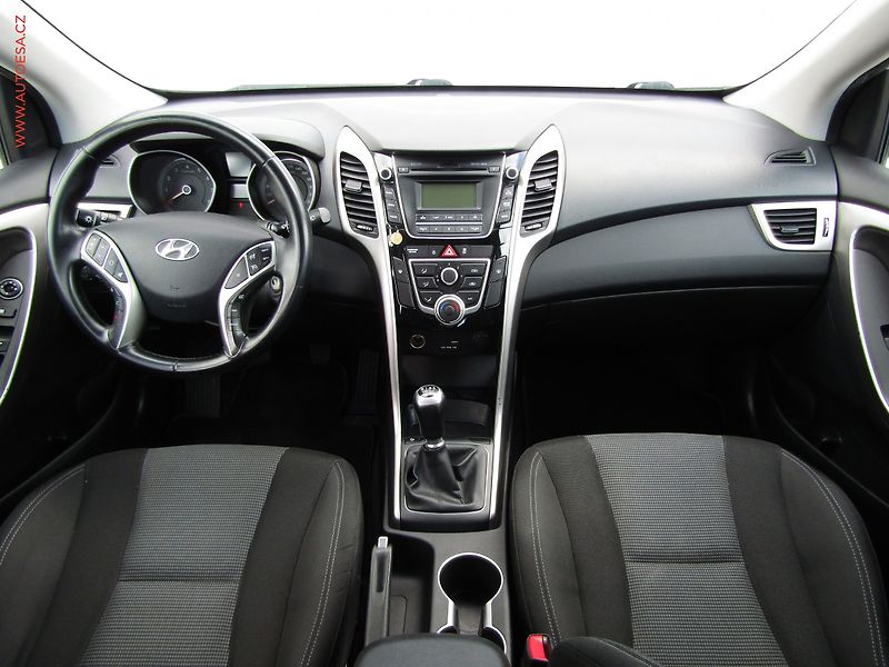 Hyundai i30 (2017) 1.6 GDi, ČR, AC, tempo, park - fotka 8 z 17