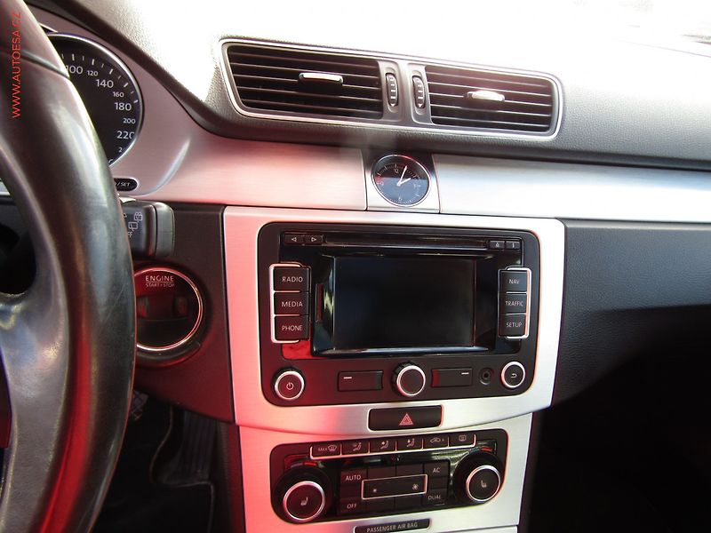 Volkswagen Passat (2012) 2.0 TDi, DSG, kůže, panor. - fotka 15 z 23
