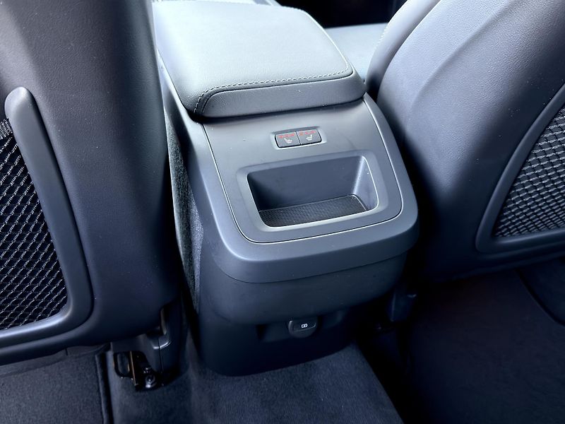 Volvo XC60 B5 AWD PLUS DARK // REZERVACE - fotka 16 z 45