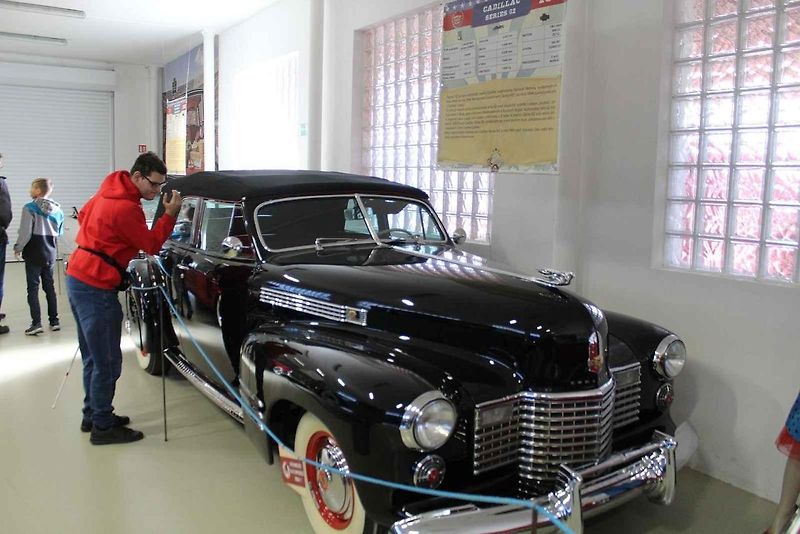 Příď vozu Cadillac Fleetwood Series 60 z roku 1947.