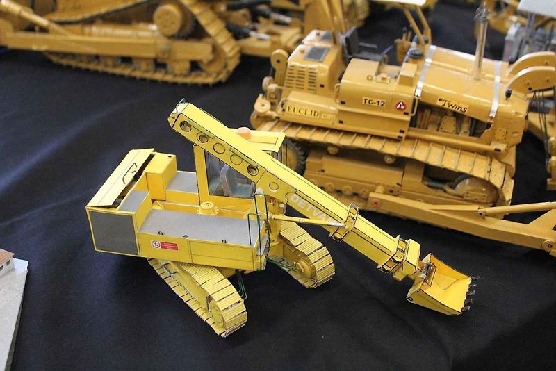 Papírový model buldozeru Caterpillar.