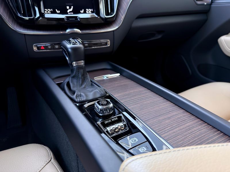 Volvo XC60 T5 AWD // MOMENTUM PRO  - fotka 21 z 49