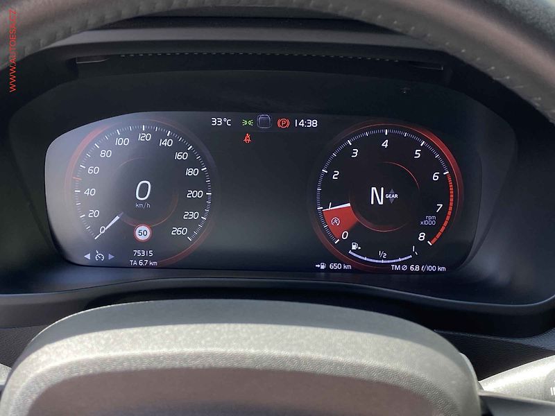 Volvo XC40 (2021) 1.5i, ČR, Momentum, AT, LED - fotka 16 z 17