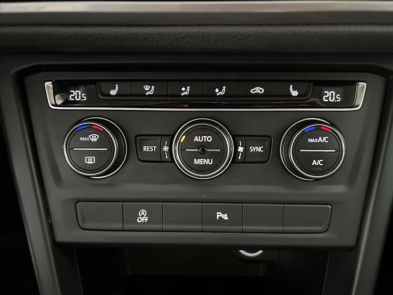 Volkswagen Touran 1,2   TSI 81kW,2.MAJ,SERVISKA - fotka 16 z 22