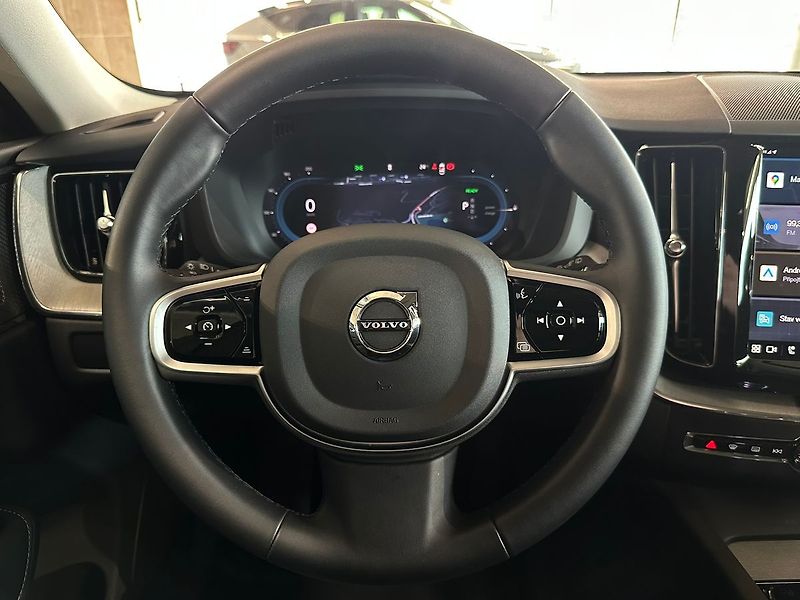 Volvo XC60 T8 PLUS Dark, Ventilace, 360° - fotka 20 z 35