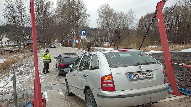 U Horní Plané se na zamrzlém Lipně vesele bruslí. Sem tam tudy ale na druhý břeh přejede i auto. Jen o pár set metrů dál přitom stále jezdí přívoz.