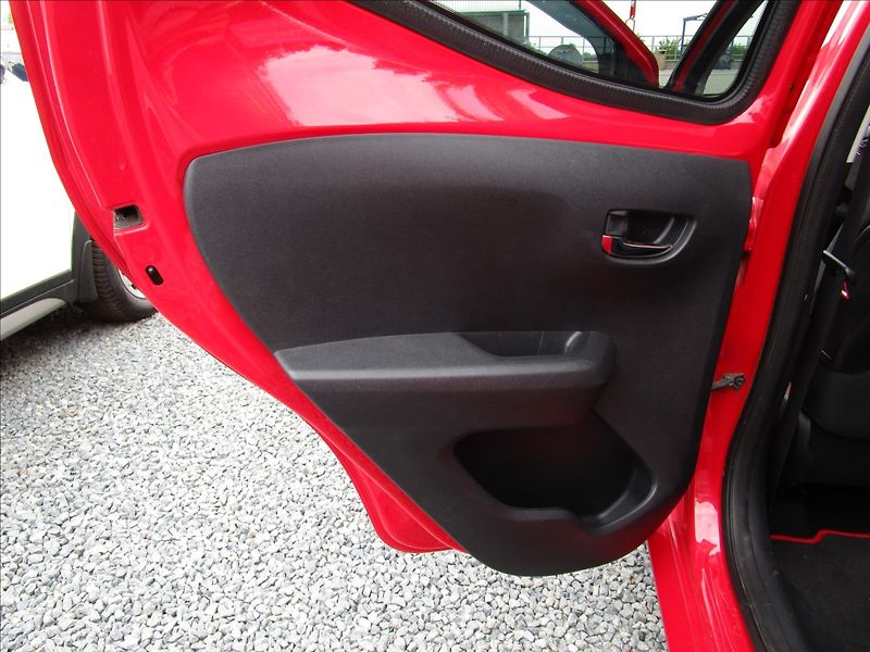 Toyota Aygo 1.0VVT-i, aut. KLIMA - fotka 28 z 37
