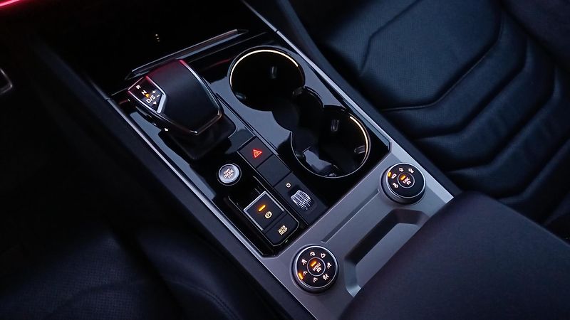 Volkswagen Touareg R-LINE TDI 210kW-ČR-NEHAV-DPH- - fotka 28 z 39