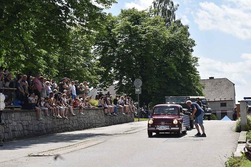 Tradiční závod S kopce do kopce si nenechalo letos ujít na sedm desítek posádek historických automobilů a motocyklů.