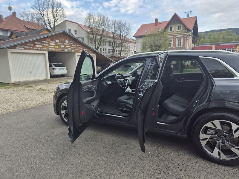 Audi e-tron 50 QUATTRO 230kw 20ALU SOH100% - fotka 13 z 45