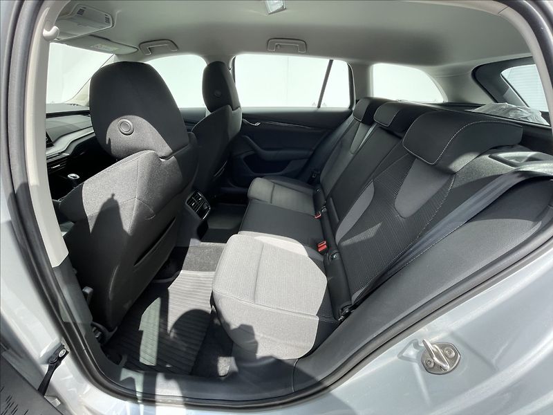 Škoda Octavia 2,0 TDI Combi Ambition Plus TA - fotka 16 z 23