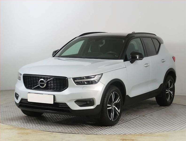 Volvo XC40 (2019) R-Design D4 AWD - fotka 2 z 27