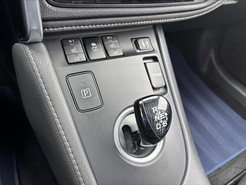 Toyota Auris 1,8 Hybrid e-CVT TS Executive - fotka 29 z 36