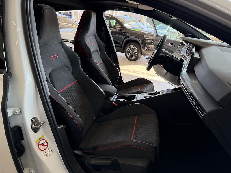 Volkswagen Golf 2,0   GTI EDICE 45 300 PS Akra - fotka 23 z 31