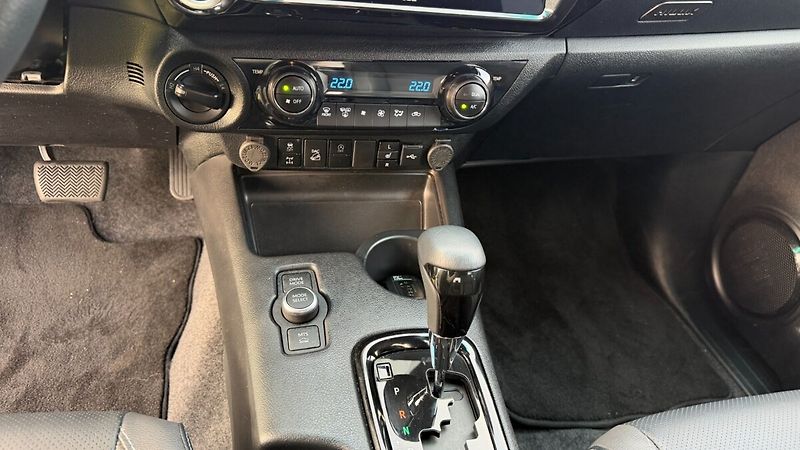 Toyota Hilux AT INVINCIBLE - fotka 8 z 23