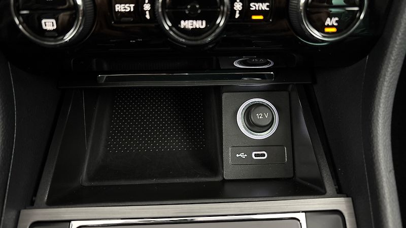 Škoda Superb 2.0 TDI DSG 4x4 Style - fotka 25 z 33