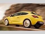 Opel Astra GTC ve finále trochu připomíná Mégane Coupé, ale to nic nemění na tom, že jde o vzhledově atraktivní vůz.