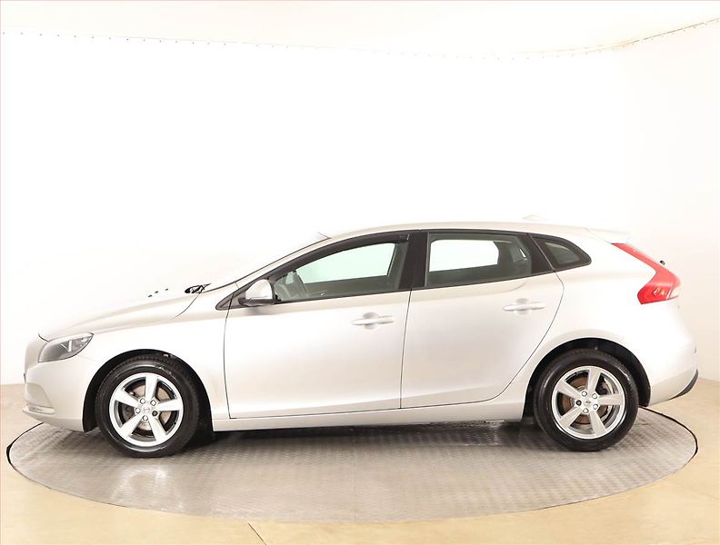 Volvo V40 (2016) 2.0 D2, Serv.kniha - fotka 3 z 16