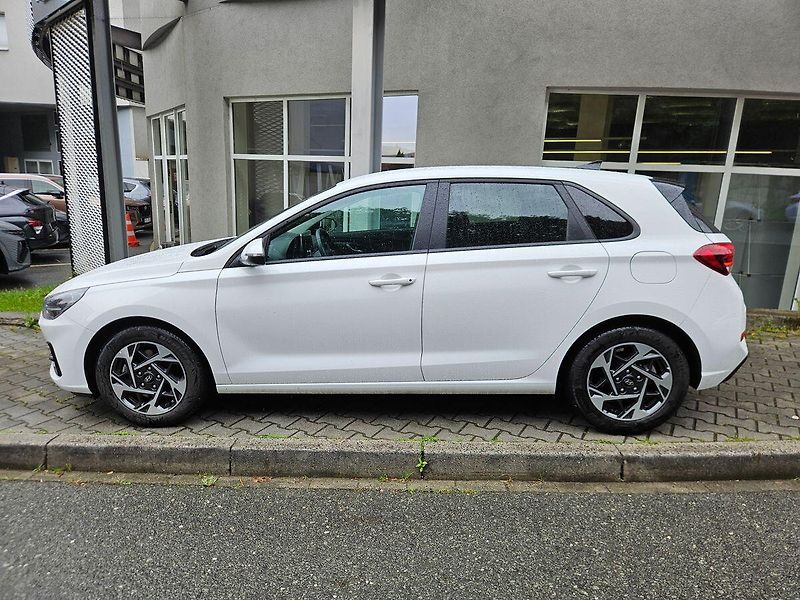Hyundai i30 1.5i Family, serv.kn., 1.maj. - fotka 2 z 29
