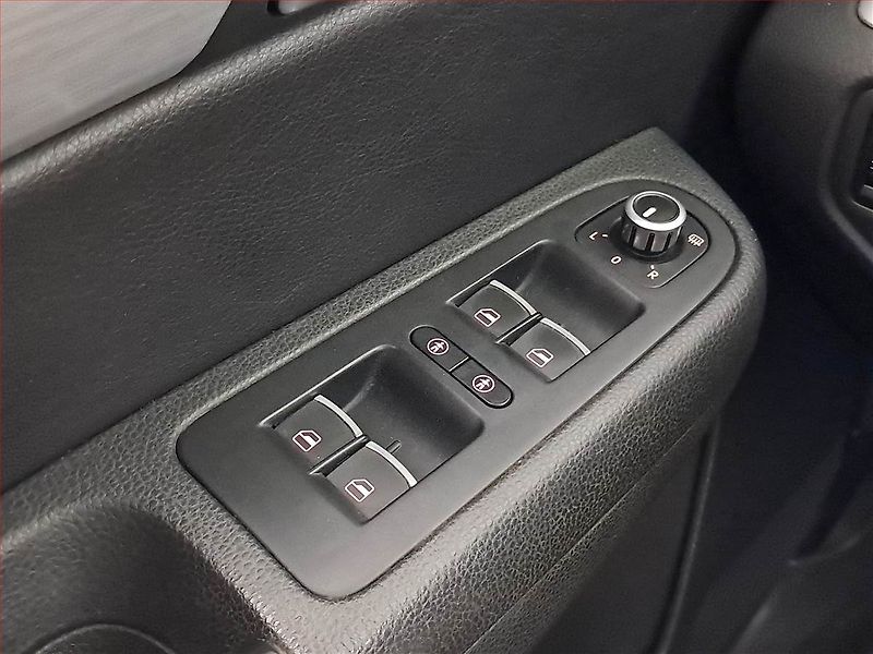 Volkswagen Sharan (2014) 2.0 TDI, Kůže, Navi, Bi-Xenony - fotka 21 z 22