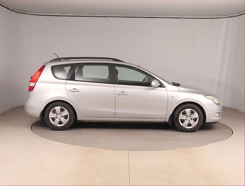 Hyundai i30 (2010) 1.6 CRDi, Serv.kniha, po STK - fotka 6 z 14