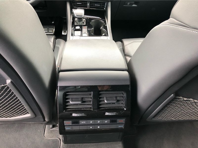 Volkswagen Touareg 3.0 TDI R-Line - fotka 22 z 30