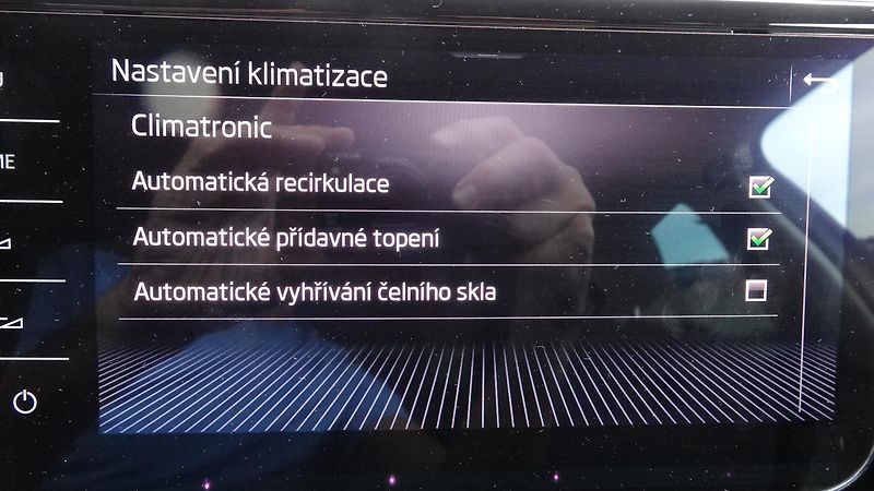 Škoda Superb Kombi 2.0TDi DSG Style plus - fotka 34 z 40
