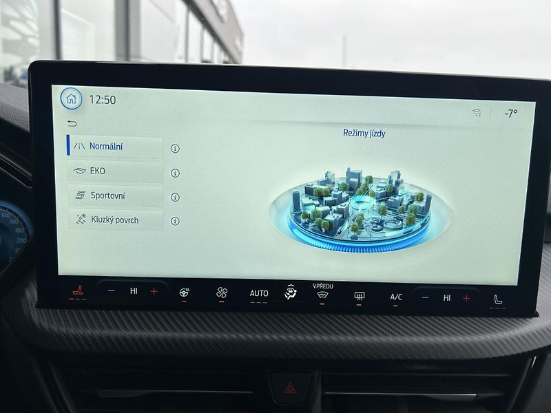 Ford Kuga 2.5Hybrid PHEV 134kW ST-Line X - fotka 31 z 37