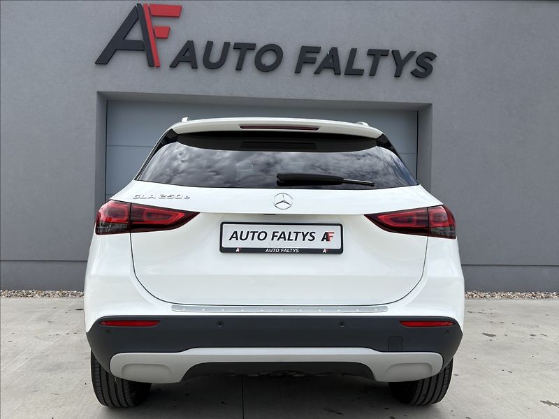 Mercedes-Benz GLA 250 e EQ Plug- in Hybrid - fotka 8 z 33
