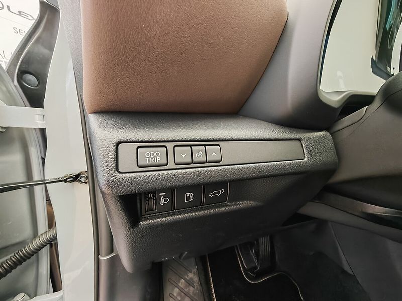 Lexus LBX ELEGANT TECH - fotka 27 z 39