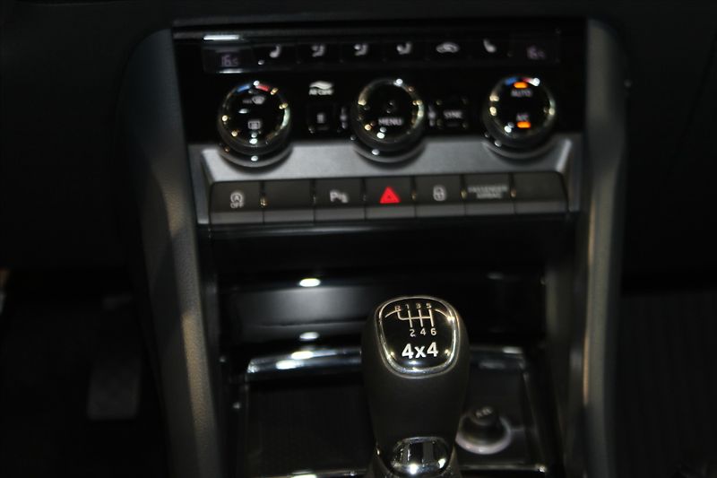 Škoda Karoq 2.0 TDi 4x4 Style - fotka 23 z 30