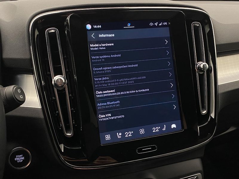 Volvo XC40 (2025) B3 AUT DARK PLUS - fotka 59 z 64