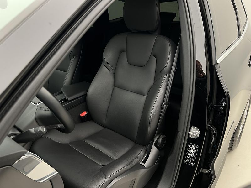 Volvo XC60 B4 AWD MOMENTUM AUT - fotka 18 z 43