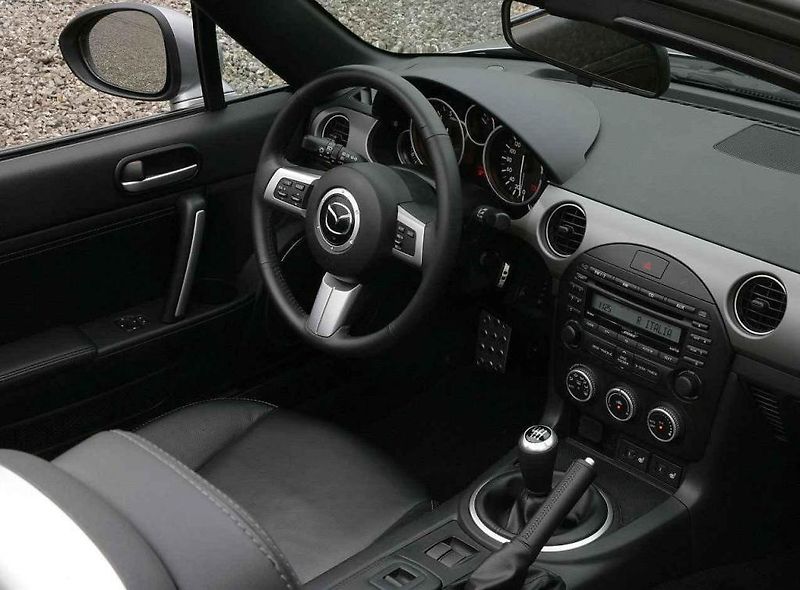 Spolehlivost je příkladná, stejně jako u všech Porsche, záleží jen na přístupu předchozích majitelů. Zanedbané auto se zle nemusí vyplatit. Z hlediska budoucího růstu jsou na tom nejlépe 3,2litrové verze s manuálem. Automat rovnou pusťte z hlavy.