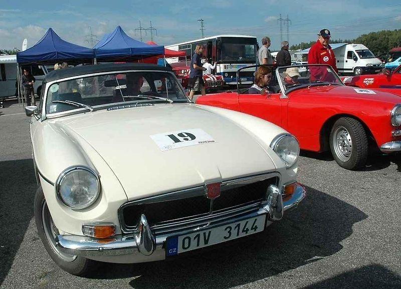 Historická vozidla obsadí o víkendu autodrom. V sobotu se koná tradiční Podzimní Sosnění.