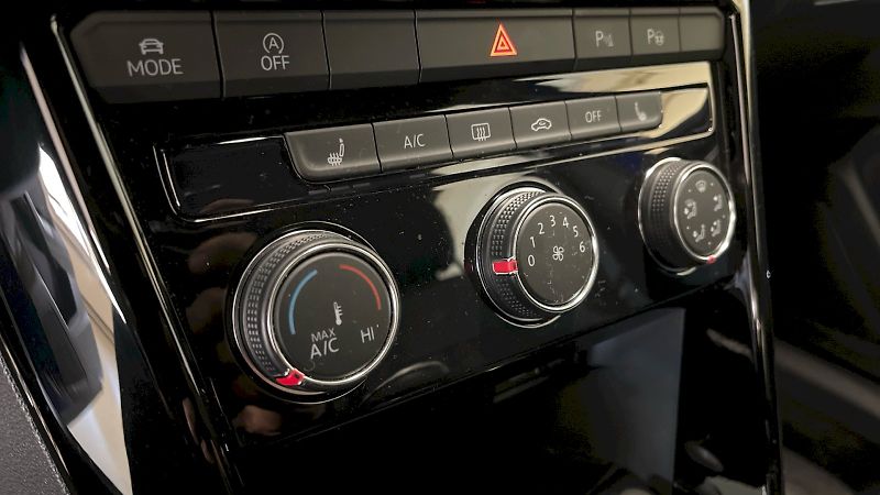 Volkswagen T-Roc (2024) R-Line 1.0 TSI 81kW - fotka 25 z 28