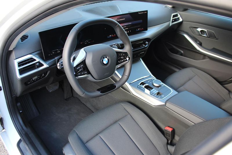 BMW Řada 3 320i sedan - fotka 7 z 14