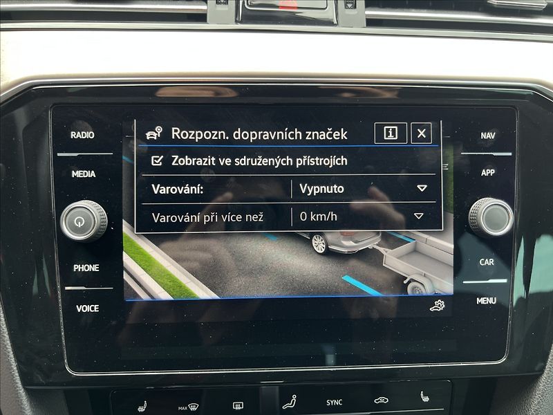 Volkswagen Passat 2,0 TDi DSG ELEGANCE MATRIX - fotka 33 z 36