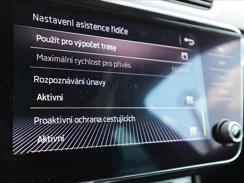 Škoda Superb 2,0 TDI DSG ACC DCC Kamera LED - fotka 28 z 58