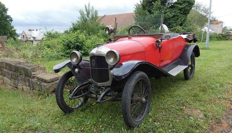 Veteráni ovládli Holovousy. U zámku se představilo na 180 historických exponátů