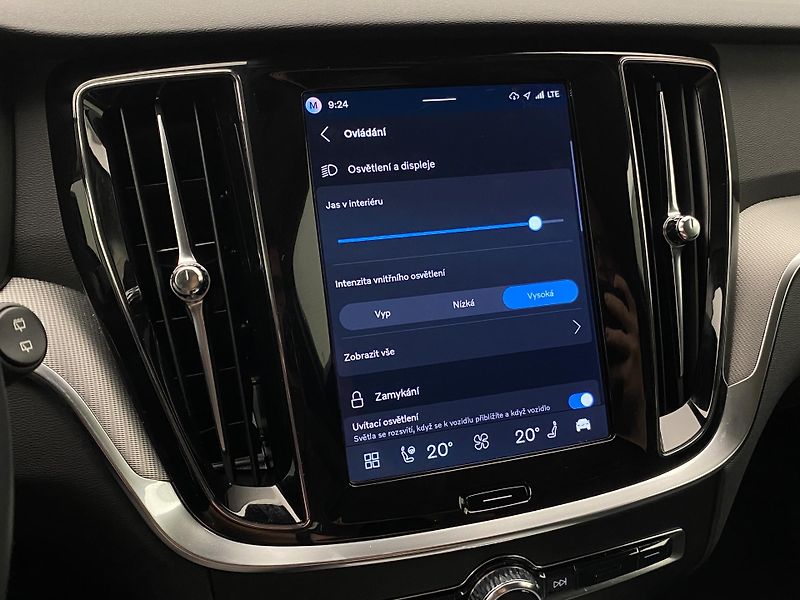 Volvo V60 B4 DARK PLUS AUT CZ - fotka 46 z 54