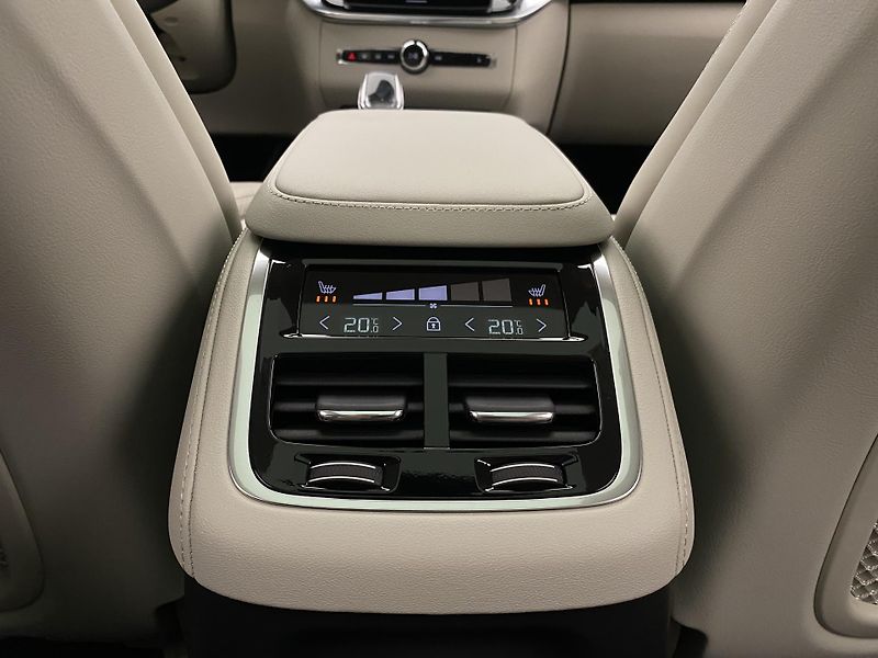 Volvo XC90 T8 AWD RECHARGE ULTRA BRIGHT - fotka 35 z 72