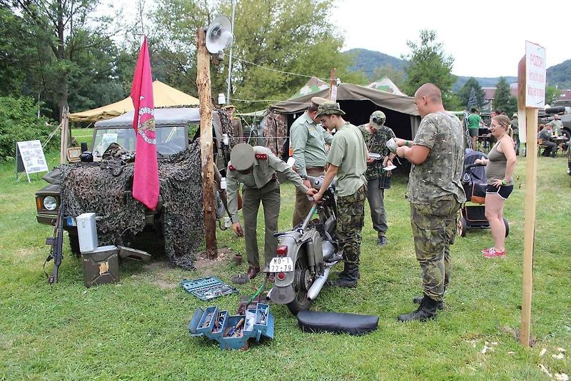 Majitel Tatry 128 František Zimmermann za volantem. Jeho vůz byl středem pozornosti vojenského kempu v Oseku u Duchcova.