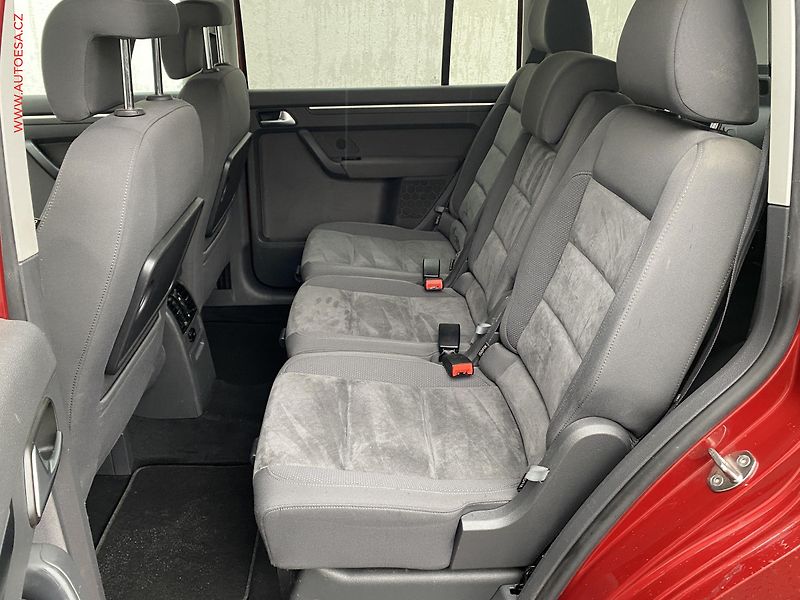 Volkswagen Touran (2011) 1.4 TSi, Highline, výhřev sed - fotka 10 z 17