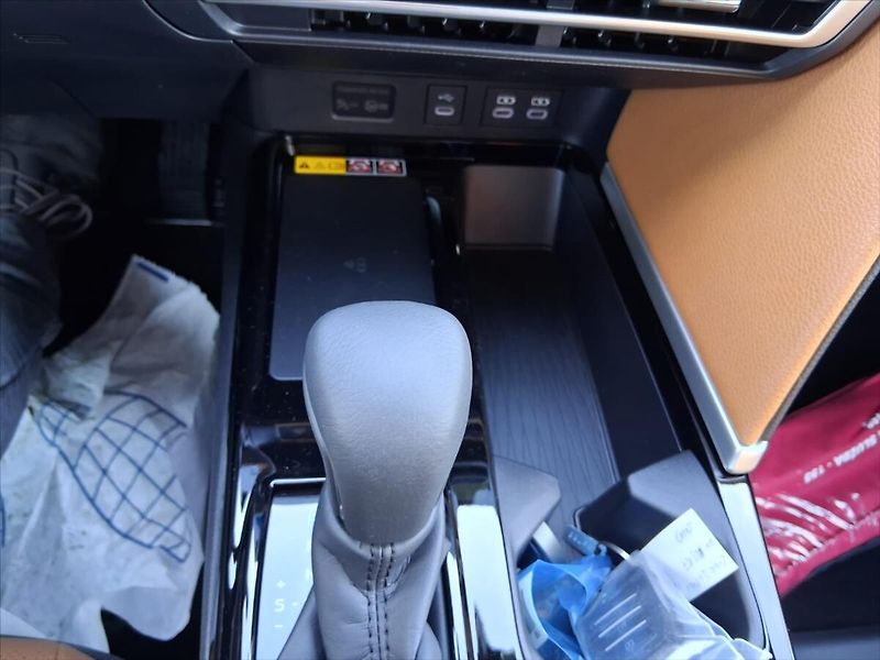 Toyota Camry 2,5 Hybrid 230 e-CVT Executive - fotka 15 z 18